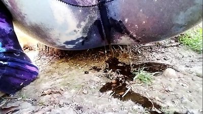 Писаю на вулиці! Приходьте, подивіться, як LilKiwwiMonster намочила трусики і писала в бруд!